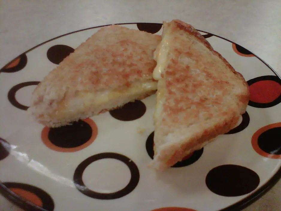 https://blog.wisconsincheeseman.com/wp-content/uploads/sites/10/2023/08/Ginnys-Grilled-Cheese-on-a-Plate.jpg.webp